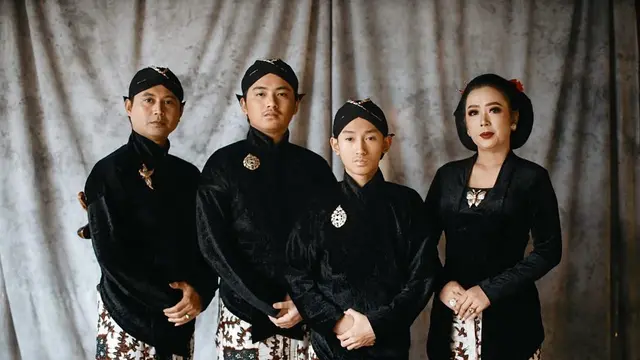 5 Gaya Pemotretan Terbaru Keluarga Soimah dengan Baju Adat Jawa Ini Banjir Pujian