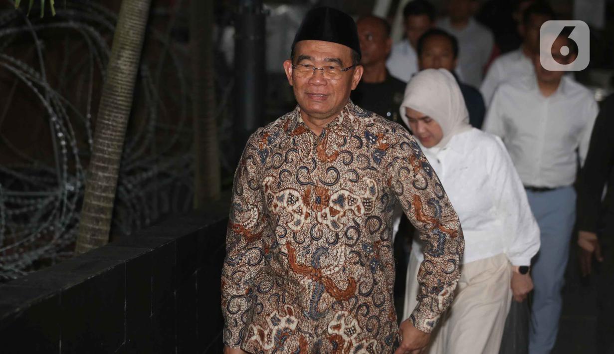 Penasihat Khusus Presiden Bidang Haji, Muhadjir Effendy, saat memasuki area Gedung Merah Putih Komisi Pemberantasan Korupsi (KPK), Jakarta, Senin (18/5/2026). (Liputan6.com/Helmi Fithriansyah)