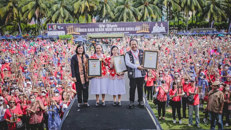 Bupati Jember Hendy Siswanto bersama ribuan siswa dan orang tuanya pecahkan rekor MURI bermain angklung bersama (Istimewa)