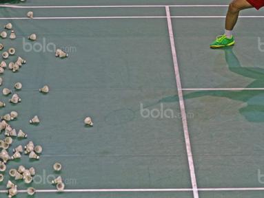 Bayangan atlet Bulutangkis Indonesia, Ricky Karanda Suwardi yang sedang berlatih di Cipayung, Jakarta Timur, Senin (14/8/2017). Tim Bulutangkis akan menghadapi dua event besar yaitu SEA Games 2017 dan BWF World Championship. (Bola.com/Nicklas Hanoatubun)