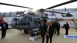 Wakil Perdana Menteri Polandia, Janusz Piechocinski (tengah), berjalan di dekat sebuah helikopter militer multi-peran EC 725 di pameran militer yang berlangsung di Kielce, Polandia, (2/9/2014). (REUTERS/Kacper Pempel)