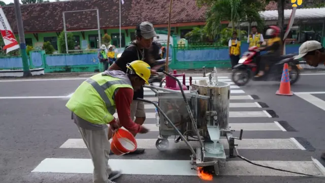 Presiden Joko Widodo (Jokowi) meresmikan perbaikan 33 ruas jalan di Jawa Timur. Peresmian dipusatkan di Madiun, Jawa Timur, Jumat (8/3/2024). (Dok Kementerian PUPR)