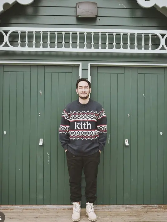 Ia juga tampil dengan atasan lengan panjang dipadukan celana hitam, serta sepatu bootsnya. (@ritchieismail)