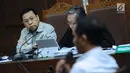 Terdakwa dugaan korupsi proyek e-KTP, Setya Novanto (kiri) menyimak keterangan saksi pada sidang lanjutan di Pengadilan Tipikor, Jakarta, Senin (12/3). Sidang mendengar keterangan saksi dan saksi ahli. (Liputan6.com/Helmi Fithriansyah)