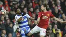 Duel pemain Manchester United, Daley Blind  dan pemain Reading, Garath McCleary pada laga Piala FA di Old Trafford, (7/1/2017). Setan Merah menang 4-0. (AP/Rui Vieira)