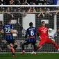 Penyerang Inter Milan, Edin Dzeko, mencetak gol ke gawang Atalanta pada laga pekan ke-15 Serie A 2022/2023 di Stadio Atleti Azzurri d'Italia, Minggu (13/11/2022) malam WIB. (AFP/Isabella Bonotto)