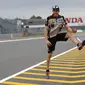 Pebapap Marc VDS, Alex Marquez, berpose saat mengecek kondisi di Sirkuit Motegi, Tochigi Prefecture, Kamis (12/10/2017). MotoGP Jepang akan bergulir pada Minggu ini. (AP/Shizuo Kambayashi)