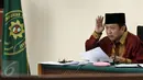 Mantan Sekjen ESDM Waryono Karno menjalani persidangan dengan agenda mendengarkan keterangan saksi di Pengadilan Tipikor, Jakarta, Rabu (24/6/2015). Waryono diduga terlibat dalam kasus korupsi di lingkungan Kementrian ESDM. (Liputan6.com/Helmi Afandi) 