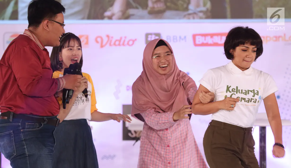Pemeran film Keluarga Cemara berakting dengan peserta EGTC 2018 usai bercerita di Graha Sanusi Hardjadinata, Universitas Padjajdaran, Bandung, Rabu (5/12). Mereka bercerita seputar proses pembuatan film tersebut. (Liputan6.com/Helmi Fithriansyah)