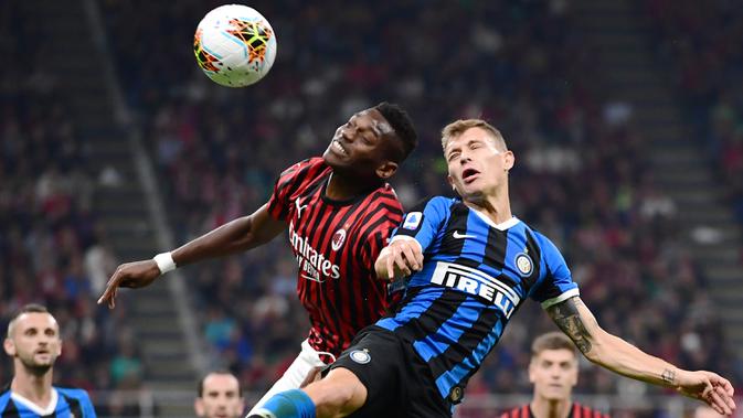 Striker AC Milan, Rafael Leao, berebut bola dengan gelandang Inter Milan, Nicolo Barella, pada laga Serie A di Stadion San Siro, Milan, Sabtu (21/9). Milan kalah 0-2 dari Inter. (AFP/Miguel Medina)
