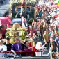 Presiden Joko Widodo (Jokowi) dan Ibu Negara, Iriana Joko Widodo menaiki kendaraan hias berbentuk kepala burung garuda yang diberi nama Kereta Pancasila pada Karnaval Kemerdekaan Pesona Parahyangan 2017 di Bandung, Sabtu (26/8). (Liputan6.com/Johan Tallo)