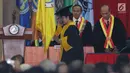 Presiden kelima RI Megawati Soekarnoputri bersiap memberi orasi ilmiah saat penganugerahan gelar Doktor Kehormatan di UNP Padang, Rabu (27/9). Megawati dianugerahi gelar Doktor Kehormatan bidang Politik Pendidikan. (Liputan6.com/Helmi Fithriansyah)