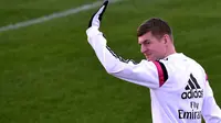 Toni Kroos lambaikan tangan kepada fans (JAVIER SORIANO / AFP)