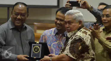 Ketua Komisi I DPR RI Mahfudz Siddiq (kedua kiri) bersama Salim Mengga (kedua kanan) memberikan penghargaan atas kinerja BIN dibawah kepemimpinan Letjen TNI (Purn) Marciano Norman (kiri), Jakarta, Senin (15/6/2015). (Liputan6.com/Andrian M Tunay)