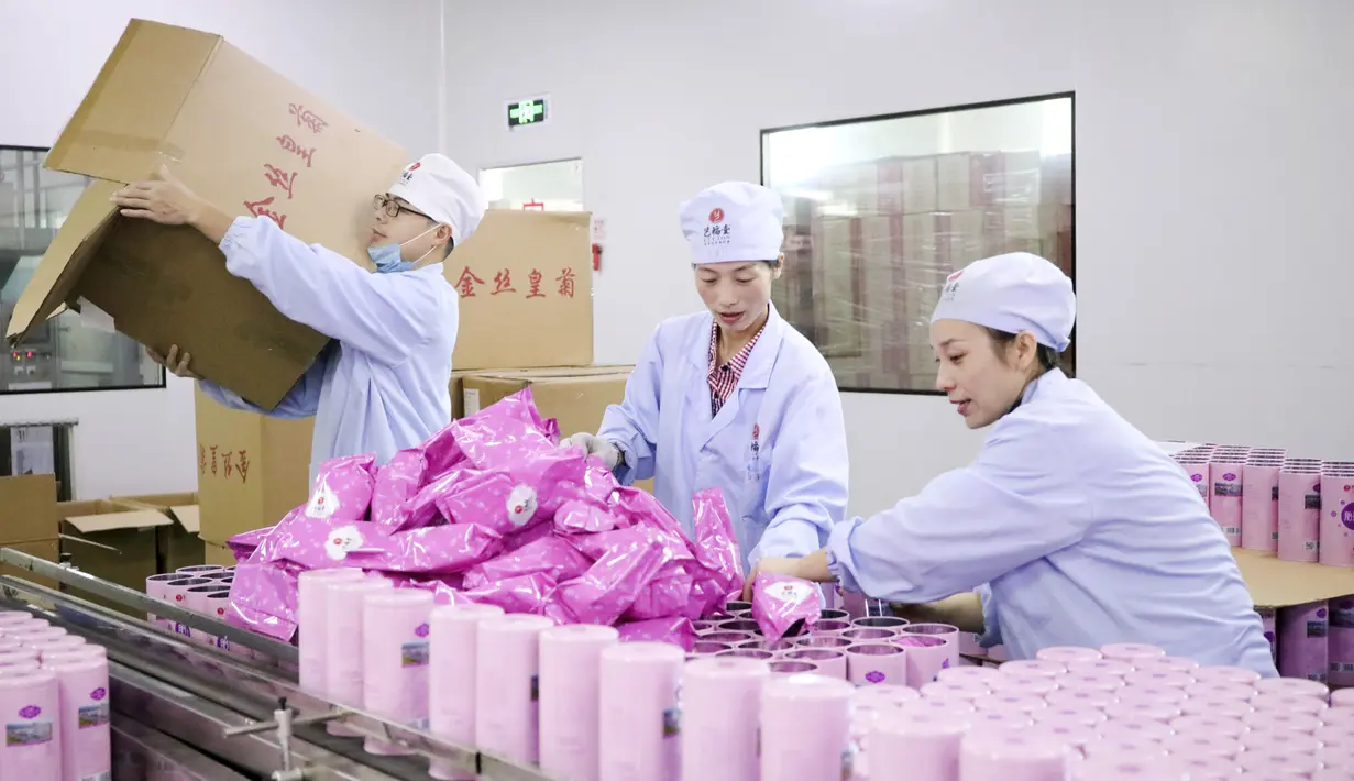 Para pekerja mengemas produk di sebuah perusahaan di wilayah Tonglu, Hangzhou, Provinsi Zhejiang, China, 4 November 2020. Sejumlah perusahaan mulai bersiap untuk penjualan Hari Lajang, sebuah festival belanja daring (online) mendatang. (Xinhua/Xu Junyong)