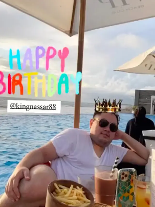 Genap 33 Tahun, Ini 6 Momen Kejutan Ulang Tahun Nassar Dapat Kue Unik di Bali