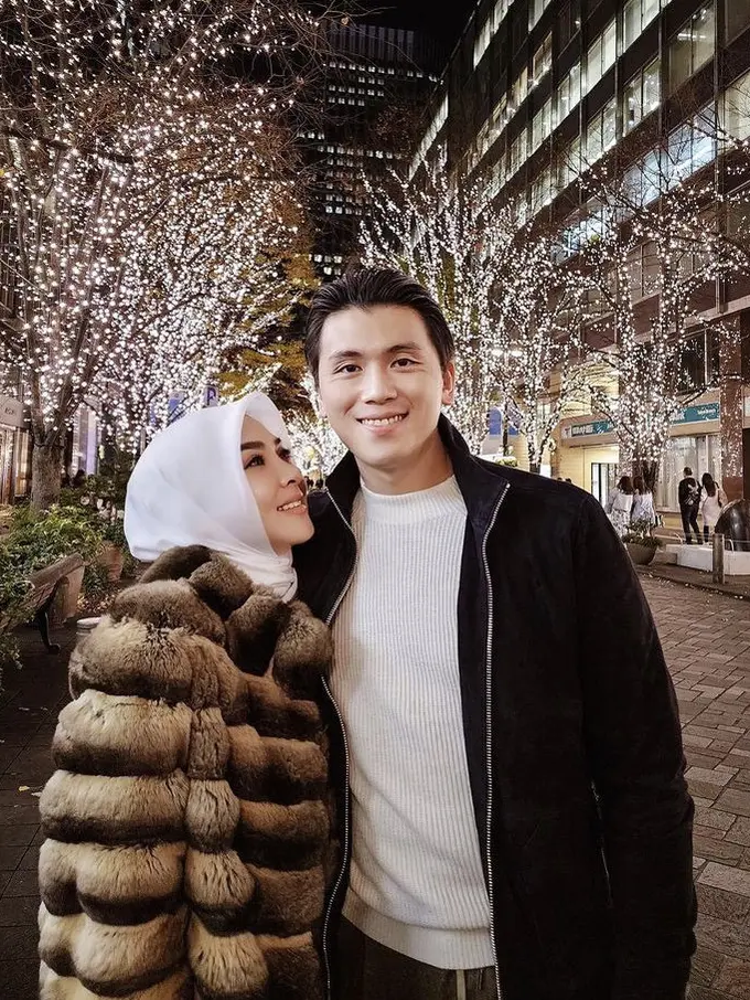Gaya Kompak Syahrini dan Reino Barack Tahun Baruan di Jepang