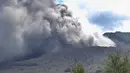 Pemandangan erupsi Gunung Bromo di kawasan Ngadisari, Probolinggo, Jawa Timur, Senin (25/3). Erupsi Gunung Bromo dengan status level II (waspada) menjadi daya tarik bagi wisatawan untuk menikmati atraksi alam. (merdeka.com/Arie Basuki)