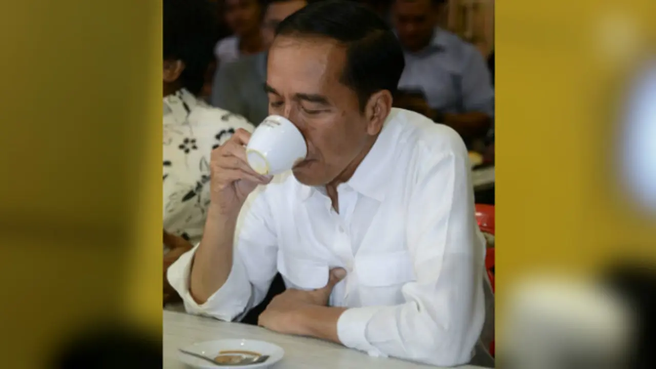 Presiden Jokowi menikmati kopi di Pontianak.