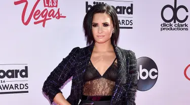 Penyanyi Demi Lovato berpose saat menghadiri acara Billboard Music Awards 2016 di Las Vegas, Nevada, (22/5). Demi Lovato tampil cantik dengan busana seksi yang menerawang . (David Becker / Getty Images / AFP)