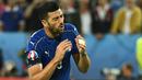 Pemain Italia, Graciano Pelle kecewa saat gagal mencetak gol lewat penalti ke gawang Jermanpada perempat final Piala Eropa 2016 di Stadion Matmut Atlantique, Bordeaux, Minggu (3/7/2016) dini hari WIB. (AFP/Vincenzo Pinto)