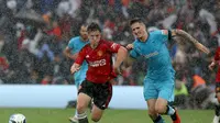 Gelandang Manchester United Daniel Gore berebut bola dengan pemain Athletic Bilbao Oihan Sancet dalam pertandingan persahabatan pramusim di&nbsp;Aviva Stadium, Dublin,&nbsp;Minggu 6 Agustus 2023. (Paul Faith / AFP)