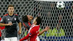 Pemain Bayern Munich, Xabi Alonso menghalau bola dari kejaran pemain PSV Eindhoven, Andres Guardado pada laga grup D Liga Champions di PSV Stadium, Eindhoven, (01/11/2016). (REUTERS/Michael Kooren)