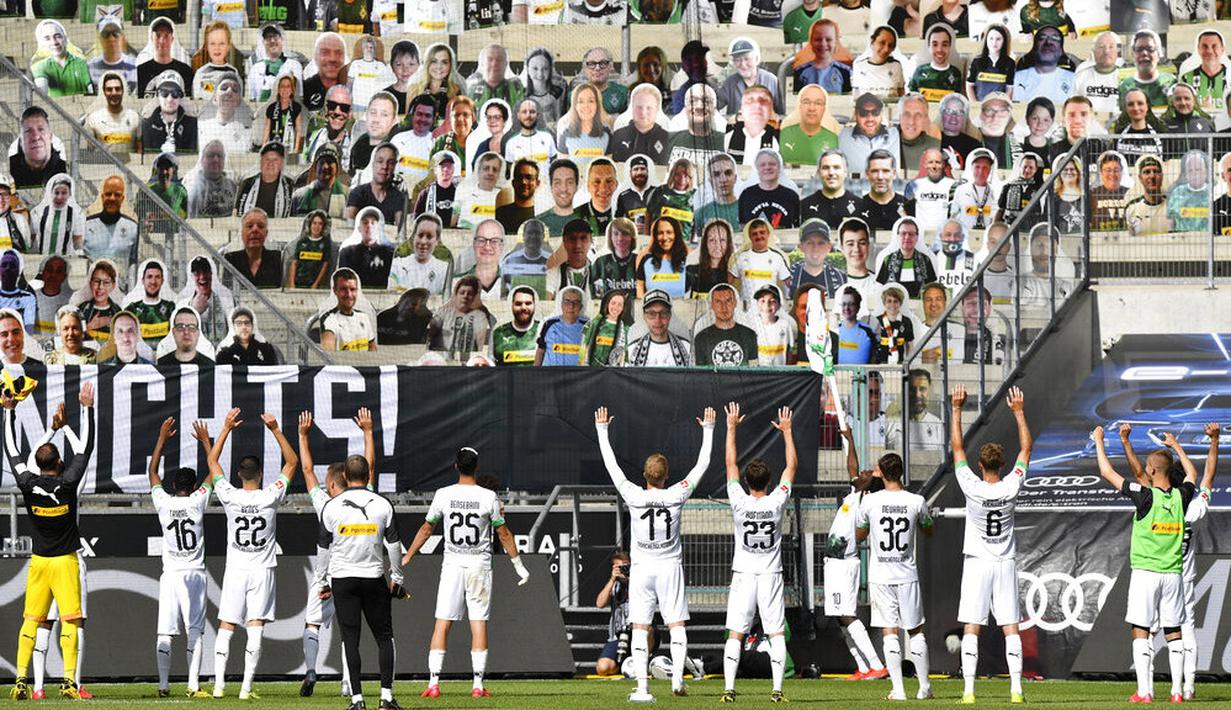 Para pemain Borussia Moenchengladbach merayakan kemenangan atas Union Berlin pada laga Bundesliga di Stadion Borussia-Park, Minggu (31/5/2020). Moenchengladbach menang 4-1 atas Union Berlin. (AP/Martin Meissner)