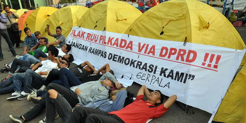 Tolak RUU Pilkada, Massa Kamping di Depan Gedung DPR