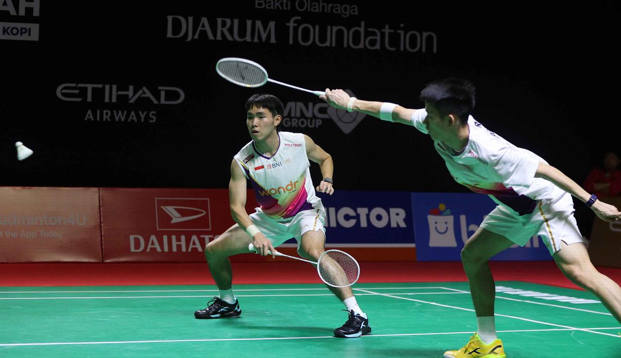 Pasangan ganda putra Indonesia Raymond Indra/Nikolaus Joaquin menunjukkan kematangan permainannya di semifinal Indonesia Masters 2026. Tampak dalam foto, pebulu tangkis ganda putra Indonesia, Raymond Indra/Nikolaus Joaquin saat bertanding melawan Sabar Karyaman Gutama/Moh Reza Pahlevi Isfahani pada semifinal Indonesia Masters 2026 di Istora Gelora Bung Karno, Senayan, Jakarta, Sabtu (24/1/2026). (Bola.com/M Iqbal Ichsan)