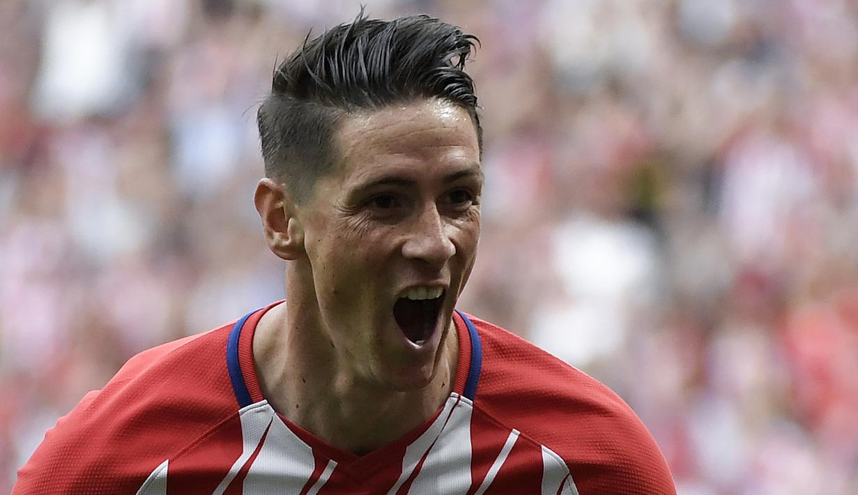 Striker Atletico Madrid, Fernando Torres, merayakan gol ke gawang Eibar pada laga La Liga Spanyol di Stadion Wanda Metropolitano, Madrid, Minggu (20/3/2018). Laga ini merupakan yang terakhir bagi Torres bersama Atletico. (AFP/Gabriel Bouys)