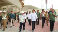 Jokowi meninjau pembangunan stadion Papua Bangkit di Sentani, Jayapura. (Merdeka.com)