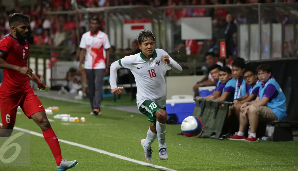 Gelandang timnas Indonesia U-23, Adam Alis S (kanan) berusaha melewati Anumanthan Mohan Kumar (Singapura) di laga penyisihan Grup A SEA Games 2015 di Stadion Jalan Besar Singapura, Kamis (11/6/2015). Indonesia unggul 1-0. (Liputan6.com/Helmi Fithriansyah)