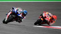 Alex Marquez (depan) ketika berduel dengan sang kakak, Marc Marquez pada balapan MotoGP Portugal. (GABRIEL BOUYS / AFP)