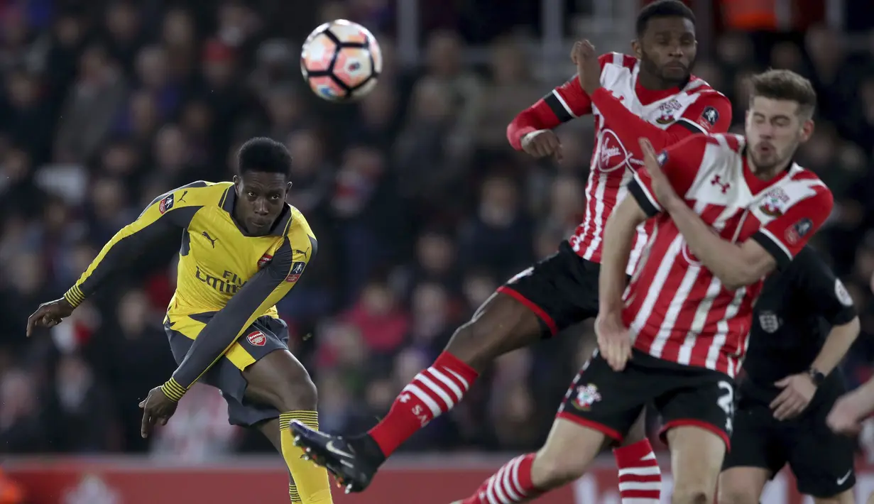 Aksi pemain Arsenal, Danny Welbeck melepaskan tembakan melewati hadangan para pemain Southampton  pada putaran keempat Piala FA musim 2016-2017 di St Mary's Stadium,  (28/1/2017. Arsenal menang 5-0. (Nick Potts/PA via AP)