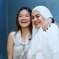 "Jadi kami mencoba untuk mengajukan permohonan pencabutan sementara untuk gugatan cerainya. Biar Ibu Sarita fokus terhadap laporan dugaan pidana suaminya," jelas Rhony. (Nurwahyunan/Bintang.com)
