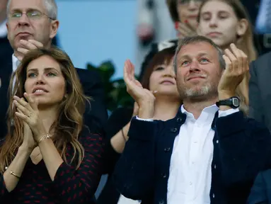 Roman Abramovich dan Dasha Zhukova bertepuk tangan saat final Liga Champions antara Bayern Munich dan Chelsea, Jerman pada 19 Mei 2012. Abramovich dan Zhukova mengumumkan perceraiannya setelah 10 tahun menikah. (AP Photo/Matt Dunham)