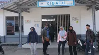 Seniman Himpunan Sastrawan Dramawan Garut (Hisdraga) nampak menikmati perjalanan pagi menyusuri jalur reaktivasi kereta Garut Kota-Cibatu (Liputan6.com/Jayadi Supriadin)