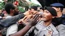 Massa yang tergabung dalam Aliansi Mahasiswa Papua dan FRI-West Papua terlibat saling dorong dengan polisi saat aksi di Jakarta, Jumat (7/4). Mereka menuntut penutupan PT Freeport. (Liputan6.com/Helmi Fithriansyah)