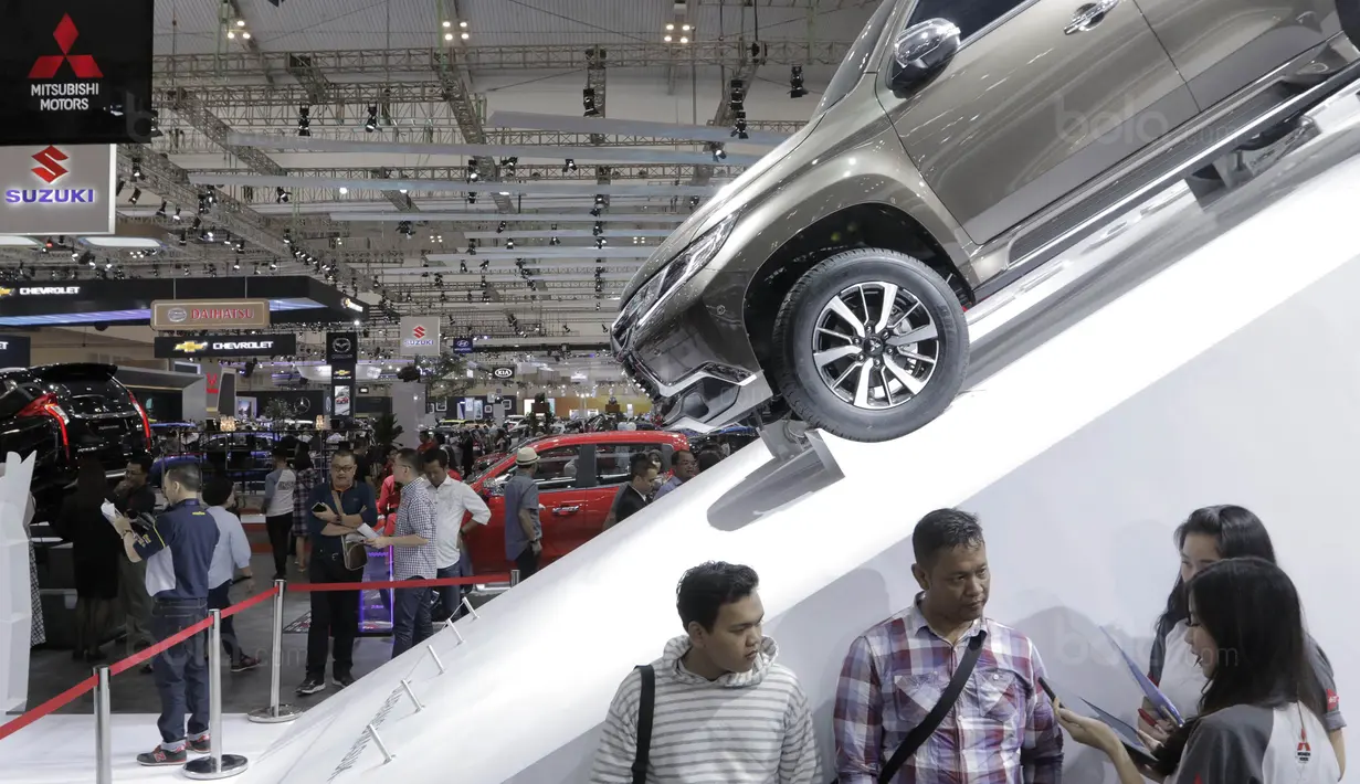 SPG menawarkan produk kepada pengunjung di pameran otomotif GIIAS 2017 di ICE BSD, Tangerang, (19/8/2017).  Pameran otomotif terbesar se-Asia Tenggara tersebut menampilkan 30 merek mobil dan produk otomotif lainnya. (Bola.com/M iqbal Ichsan)
