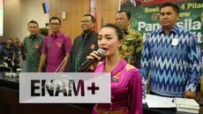Penyanyi dangdut Zaskia Gotik menghadiri talkshow Pancasila di gedung Nusantara V, DPR/MPR RI, Senayan, Jakarta Pusat, Kamis (7/4/2016). Zaskia membacakan Pancasila di depan anggota dewan dan tamu undangan.