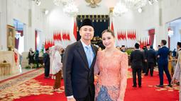 Dalam proses pelantikan, ayah dua anak ini didampingi oleh sang istri tercinta, Nagita Slavina. (Foto: Instagram/ raffinagita1717)