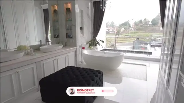 8 Potret Rumah Baru Kartika Putri dan Suami, Mewah Serba Putih