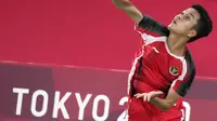 Pebulu tangkis Indonesia Anthony Sinisuka Ginting saat melawan pebulu tangkis Jepang Kanta Tsuneyama pada pertandingan tunggal putra Olimpiade Tokyo 2020 di Tokyo, Jepang, Kamis (29/7/2021). Ginting lolos ke perempat final Olimpiade Tokyo 2020 usai mengalahkan Kanta. (AP Photo/Markus Schreiber)