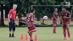 Pelatih Persija Jakarta, Ivan Kolev mengamati pemainya saat sesi latihan di lapangan Sutasoma, Jakarta, Rabu(16/1). Lima pemain Persija tidak hadir pada latihan perdana bersama Ivan Kolev. (Bola.com/Yoppy Renato)