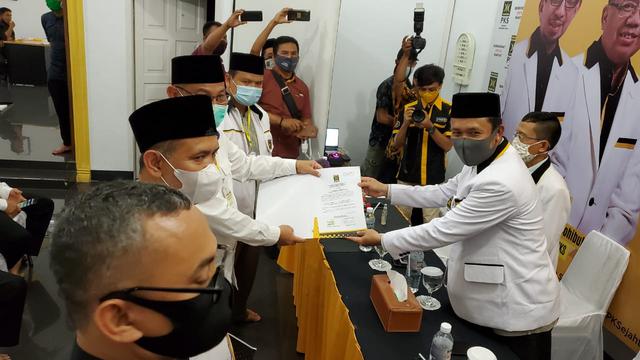 Daftar Ke Kpu Medan Akhyar Salman Naik Sepeda Pilkada Liputan6 Com