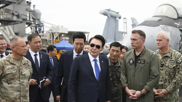 Presiden Korea Selatan Yoon Suk Yeol akan menaiki USS Theodore Roosevelt yang tiba di Korea Selatan untuk latihan trilateral Korea Selatan-AS-Jepang, yang dijuluki Freedom Edge. (AP)
