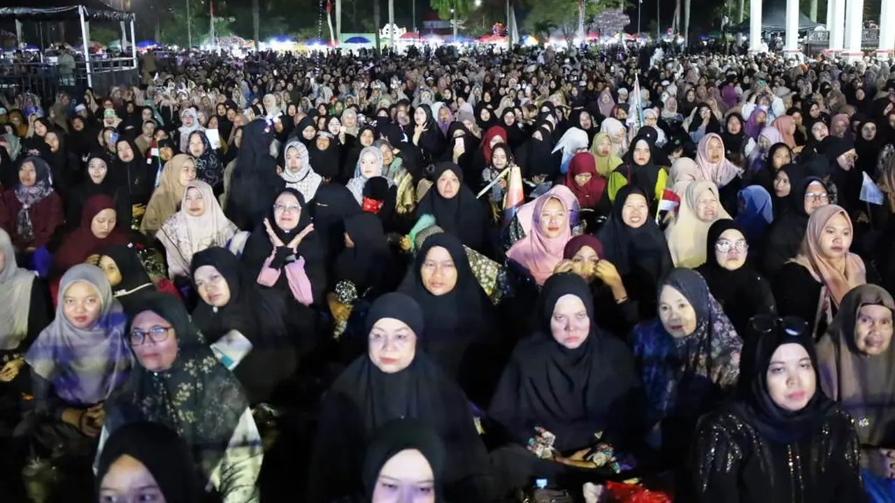 Ribuan Jamaah Padati Kukar Bersholawat Bersama Habib Syech bin Abdul Qodir Assegaf di Halaman Kantor Bupati