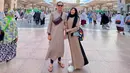 Kebersamaan Ayu Dewi dan Regi Datau saat berada di Madinah. (Foto: Instagram/ mrsayudewi)