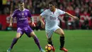 Penyerang Sevilla, Ben Yedder mengontrol bola dari kawalan gelandang Real Madrid, Toni Kroos pada lanjutan La Liga Spanyol di stadion Ramon Sanchez Pizjuan, Spanyol, (15/1). Sevilla menang atas Real Madrid dengan skor 2-1. (AP Photo/Angel Fernandez)